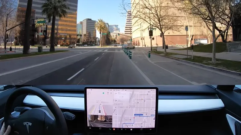 Tesla FSD popełnia trzy kuriozalne błędy po sobie i powoduje kolizję (wideo)