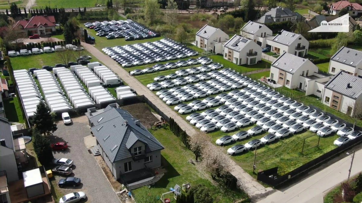 Około 100 nowych Tesli stoi na trawniku pomiędzy domami w Warszawie. O co chodzi?