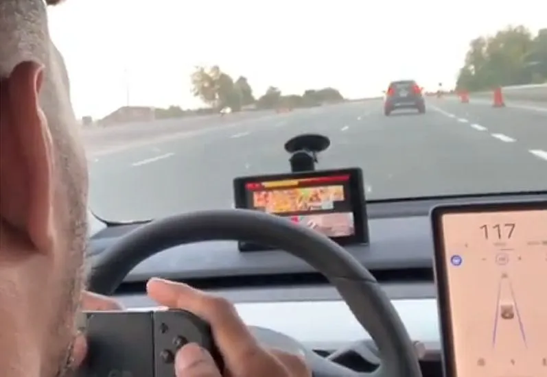 Samochody Tesla przyciągają zaskakującą liczbę nieodpowiedzialnych kierowców. Oto kolejny dowód