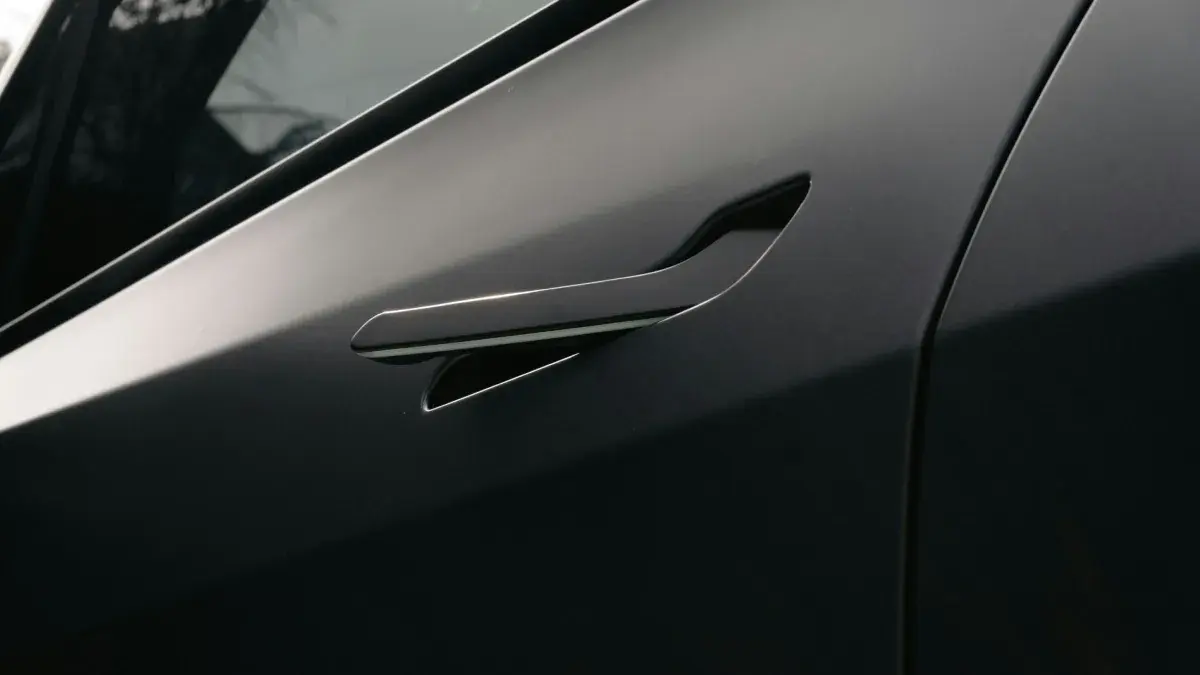 Tesla na celowniku. Chowane klamki staną się reliktem przeszłości