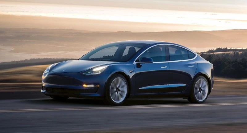 Rozładowana Tesla zablokowała skrzyżowanie w Katowicach. Kierowca nie znał procedur?