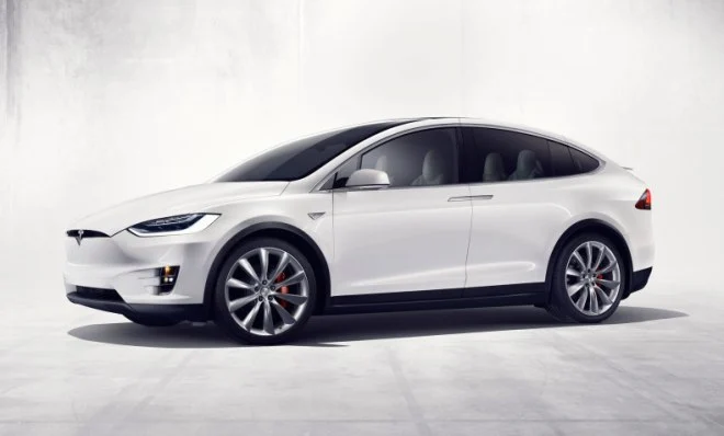 Tesla samoczynnie przyspieszyła i zdemolowała dom? Jest pozew