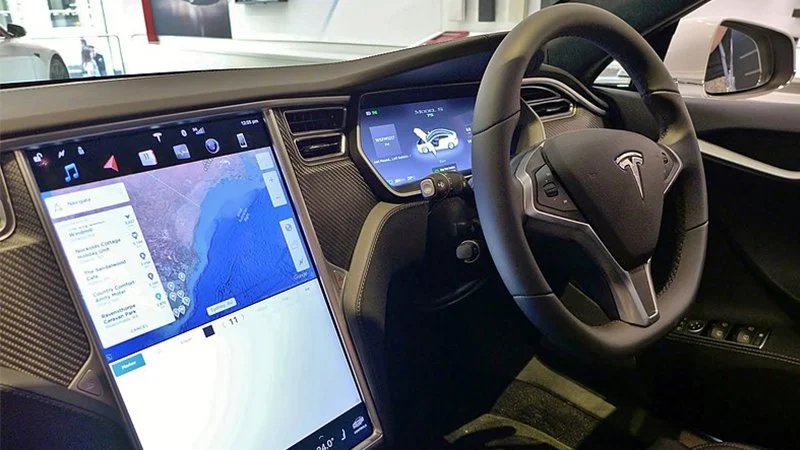 Netflix i YouTube zawitają do samochodów Tesla