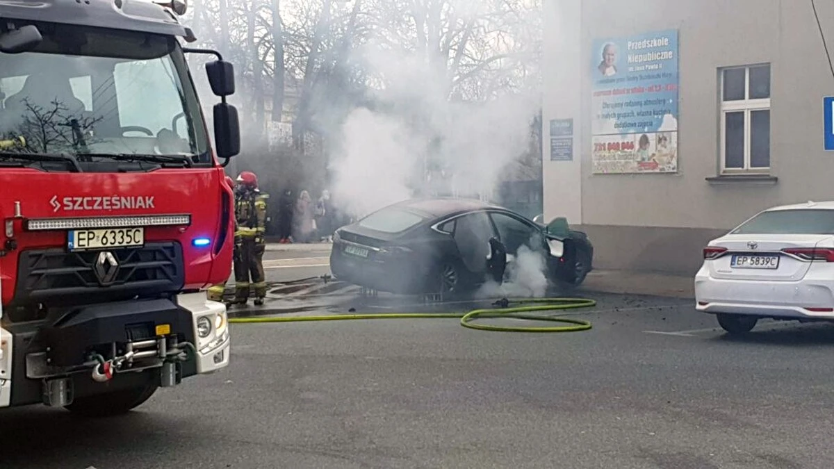 Tesla Model S płonęła przez 5 godzin w Piotrkowie Trybunalskim