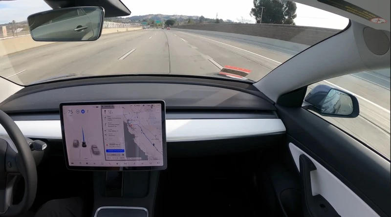 Tesla przejechała samodzielnie 600 km. Była Januszem lewego pasa (wideo)