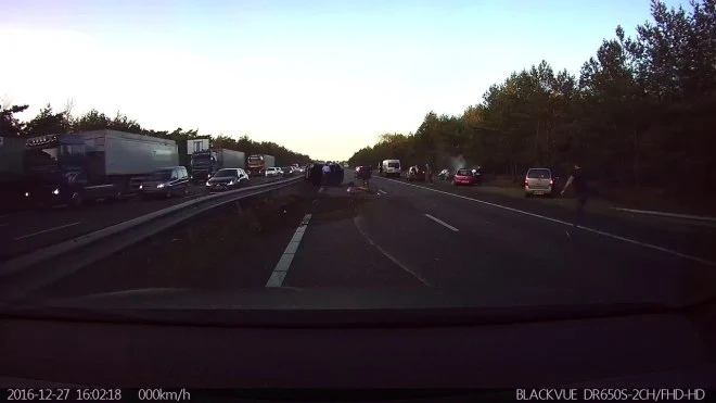 Autopilot Tesli ostrzegł o wypadku, zanim ten się wydarzył (wideo)
