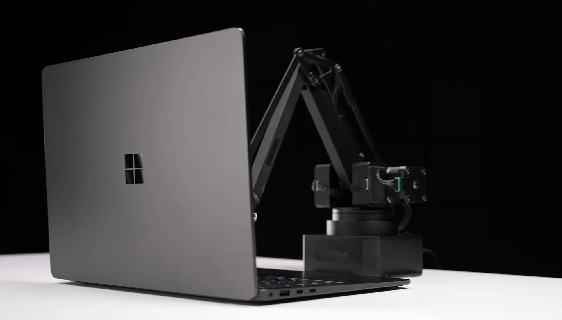 Windows 11 upokorzony we własnej grze. MacBook niemal dwa razy szybszy w teście Worda