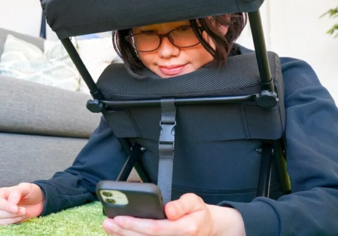 Kolejny dziwny gadżet dla graczy z Japonii. Umożliwia wygodne granie w niewygodnych pozycjach