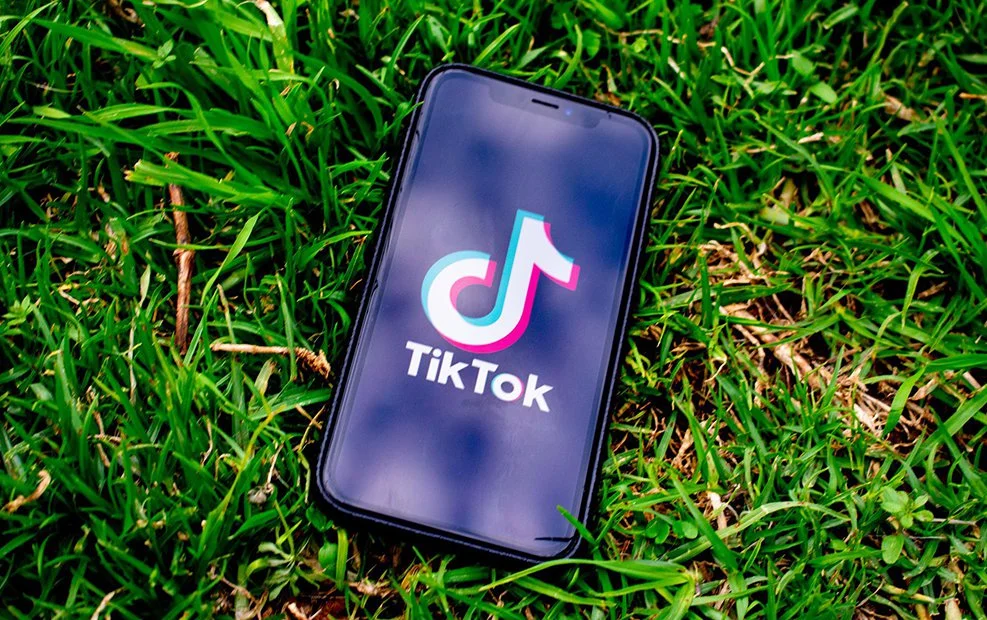 TikTok ma problem. Sporo treści na platformie to fake newsy
