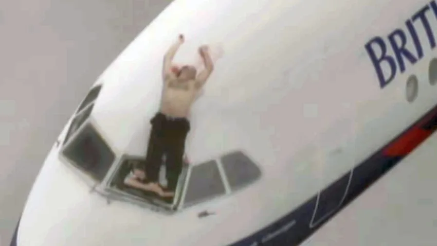 Pilota wyssało z kabiny samolotu. Przeżył, bo kolega trzymał go za nogi