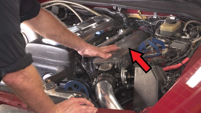 YouTuber zamontował GoPro w kolektorze auta. Nagranie go zaskoczyło (wideo)