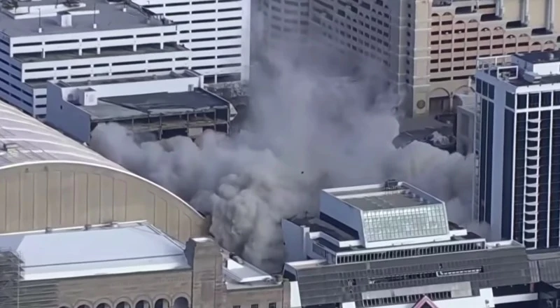 Trump Plaza i 3000 lasek dynamitu. Efektowna destrukcja wieżowca (wideo)