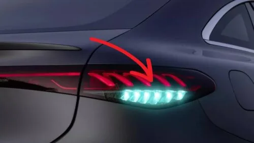 turkusowe światła w samochodach