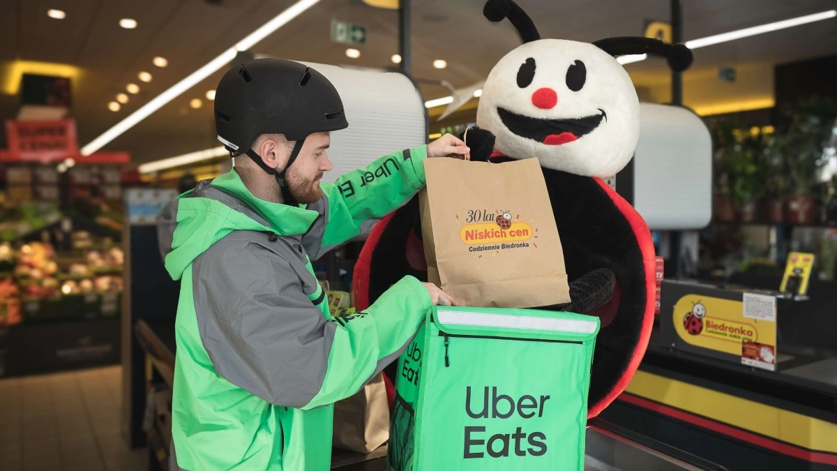 Biedronka łączy siły z Uber Eats. Omiń kolejki i palety