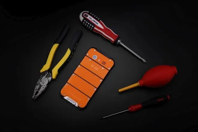 Ulefone Armor trafia do Polski. Tym smartfonem można wbijać gwoździe!