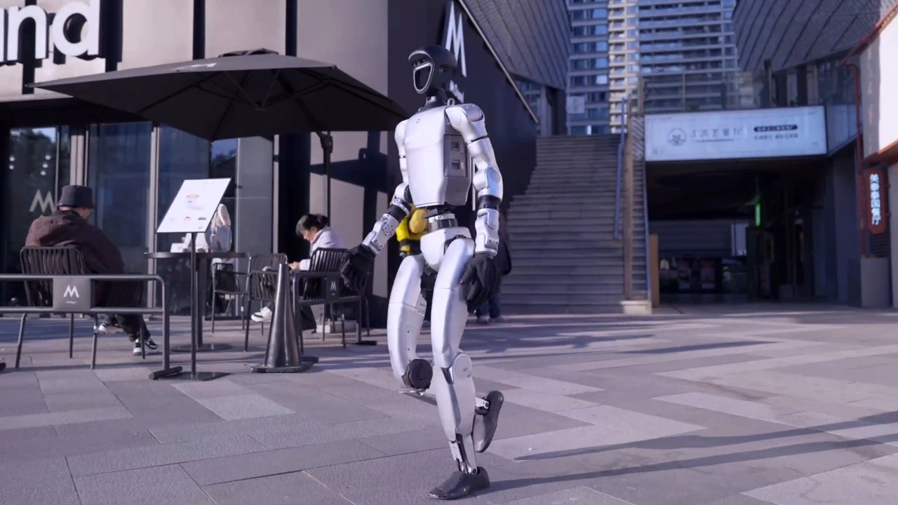 Nie wytrzymał i pobił robota. Ciemnoskóry influencer dostał pozew