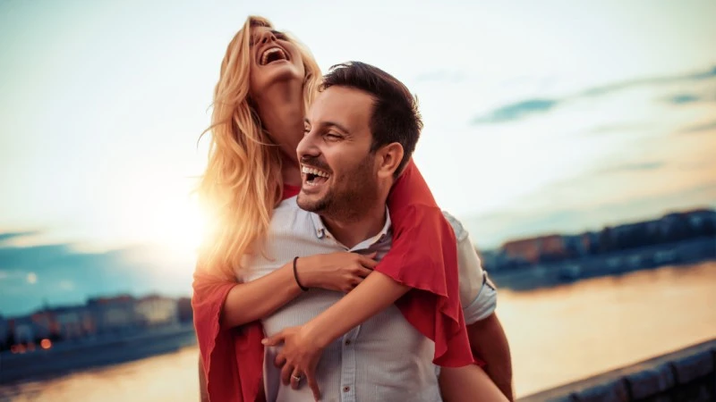 Tinder dla antyszczepionkowców. Apple reaguje, Google problemu nie widzi