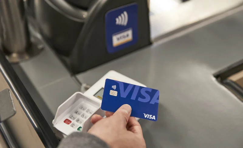 Visa podnosi w Polsce  limit dla transakcji zbliżeniowych bez PIN