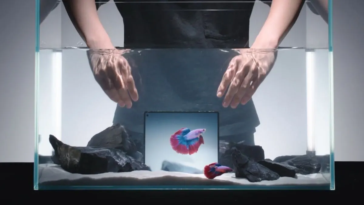 Pierwszy taki składany smartfon. Przeżyje wodę, pył i upadek