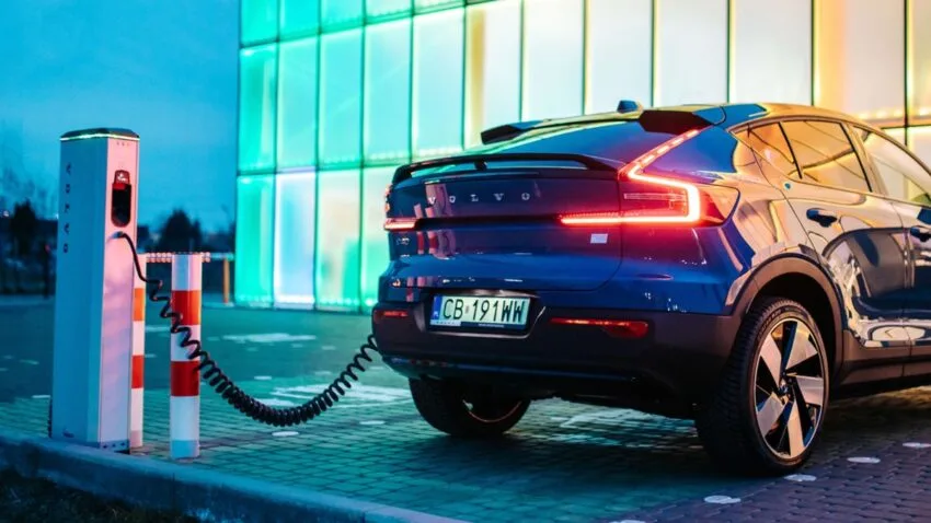 Europejczycy kochają samochody elektryczne. Diesle w odwrocie