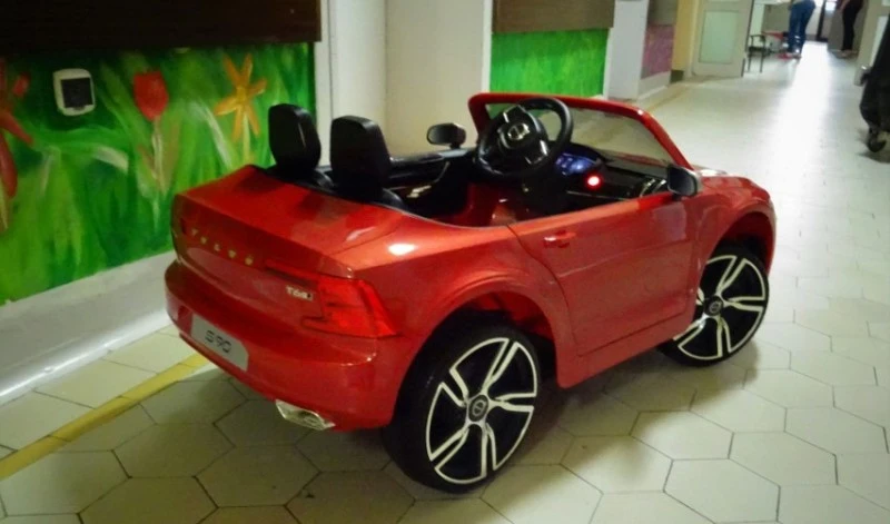 Mali pacjenci szpitala w Gliwicach na blok operacyjny wjeżdżają autkiem elektrycznym