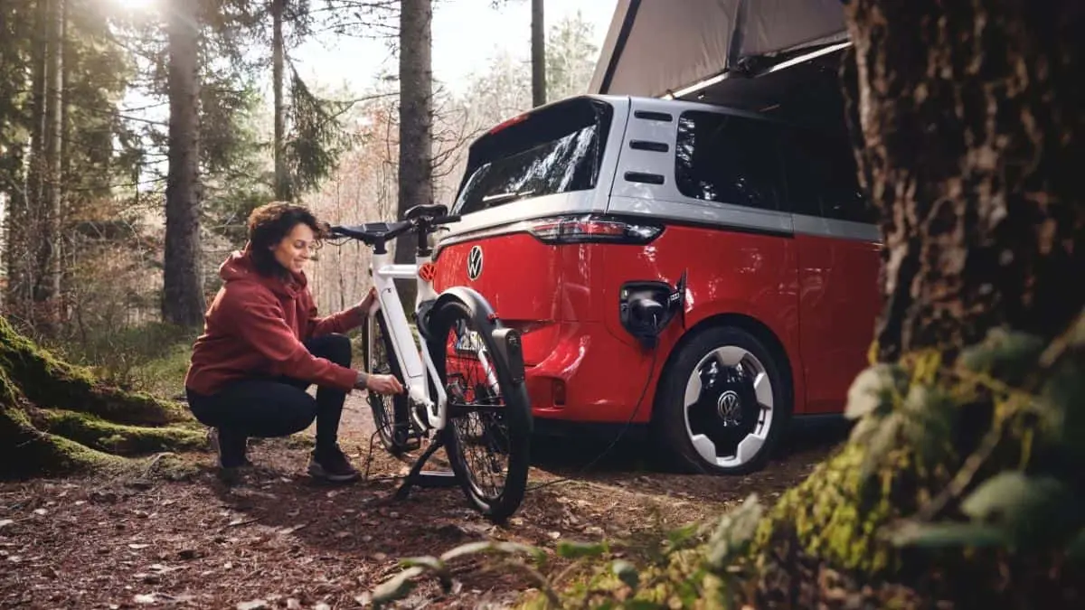 Volkswagen pokazał „smart rower” elektryczny. Ma kamerę cofania i okulary AR