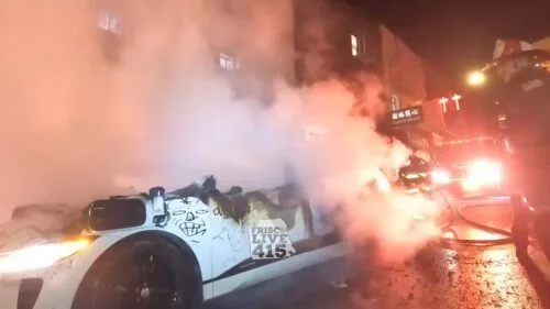 Bunt przeciwko autonomicznym autom – tłum podpalił robo-taksówkę w San Francisco