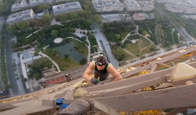 Polak wspiął się na Wieżę Eiffle’a bez asekuracji. Nagranie już w sieci