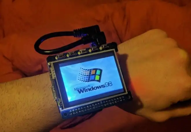 Entuzjasta stworzył własnego smartwatcha z Windows 98