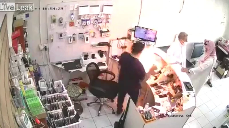 Smartfon eksplodował w dłoniach serwisanta. Co się stało? (wideo)