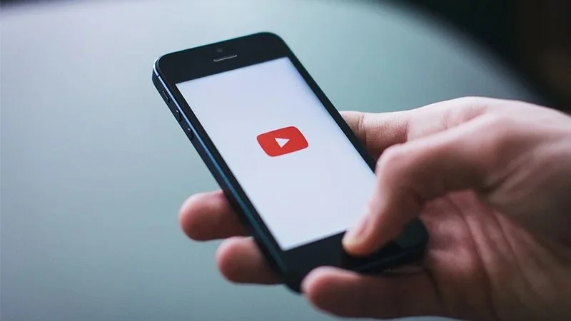 Koniec tego dobrego. YouTube usuwa darmowy tryb picture-in-picture na iOS