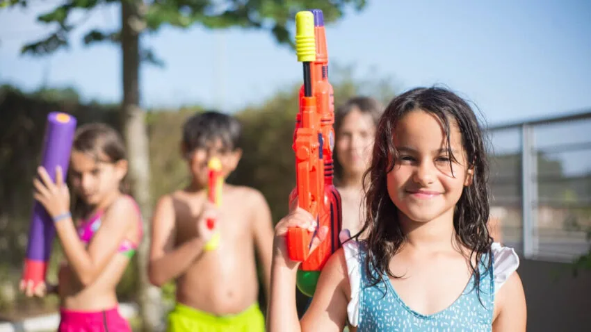 YouTube oszalał. Masowo poleca dzieciom filmy o broni palnej