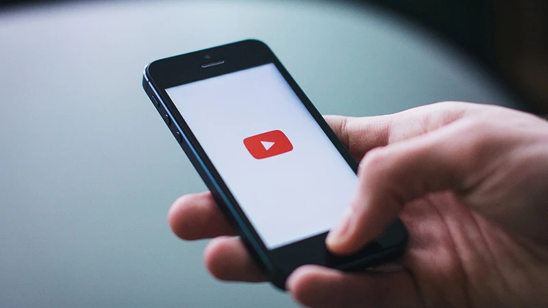 YouTube dodaje nowy sposób nawigowania między filmami w swojej aplikacji mobilnej