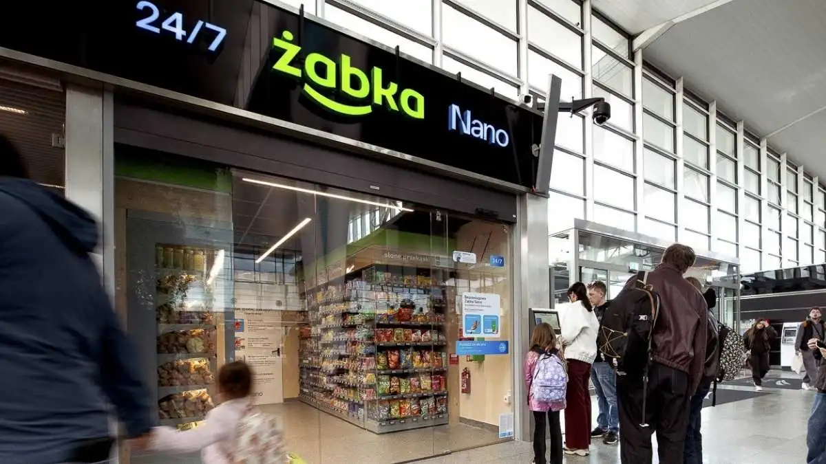 Żabka pojawiła się nawet na lotnisku. To pierwszy taki sklep