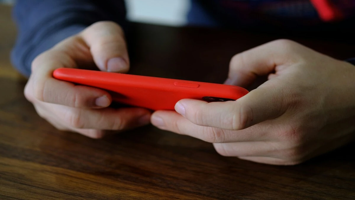 Koniec telefonów w szkołach? Polacy zdecydowali w sondażu CBOS