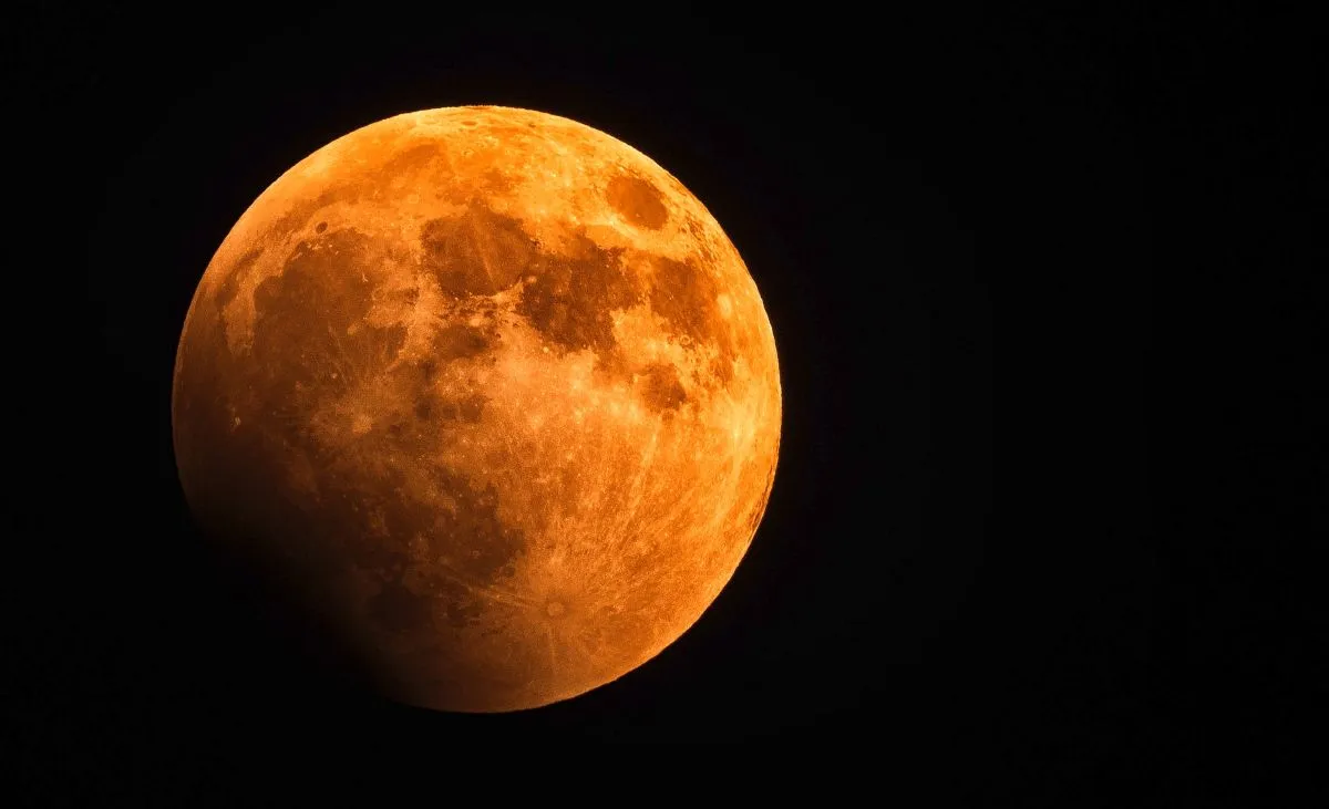 Tak całkowite zaćmienie Księżyca wyglądało z kosmosu. Zobacz wideo