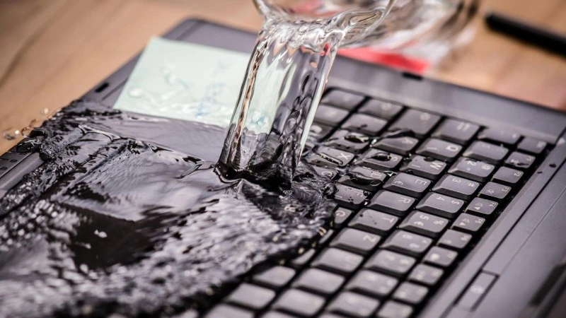 Co zrobić z zalanym laptopem? Zdjęcia pokazują skalę problemów