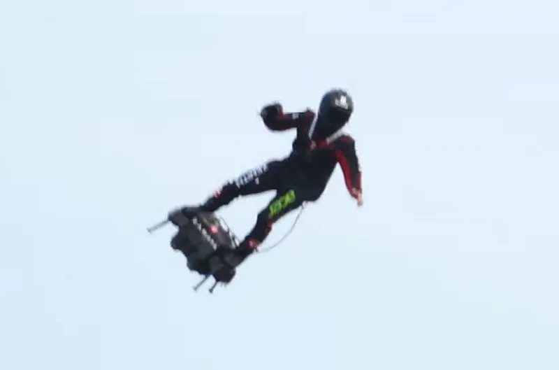 Przelot flyboardem nad kanałem La Manche nieudany. Franky Zapata spadł do wody