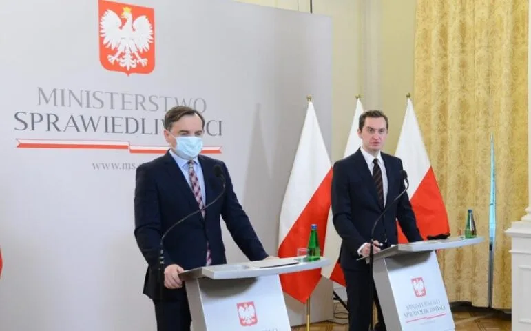 Polski rząd chce bronić wolności słowa w sieci. Szykuje przełomową ustawę