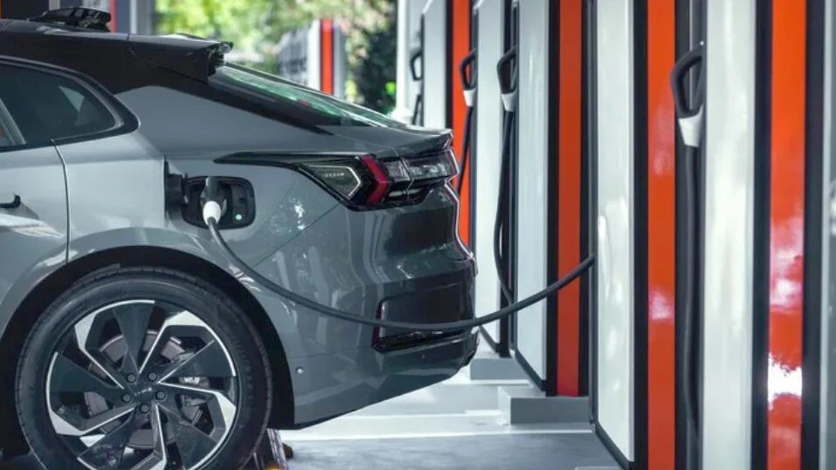 Przepłacasz przy ładowaniu elektryka. Różnice między stacjami szokują