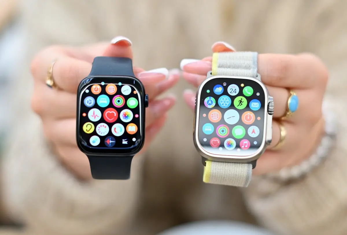 Apple Watch Series 8 (po lewej) jest dużo tańszy niż Apple Watch Ultra (po prawej).