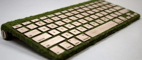 Zielona klawiatura wykonana jest z drewna i mchu